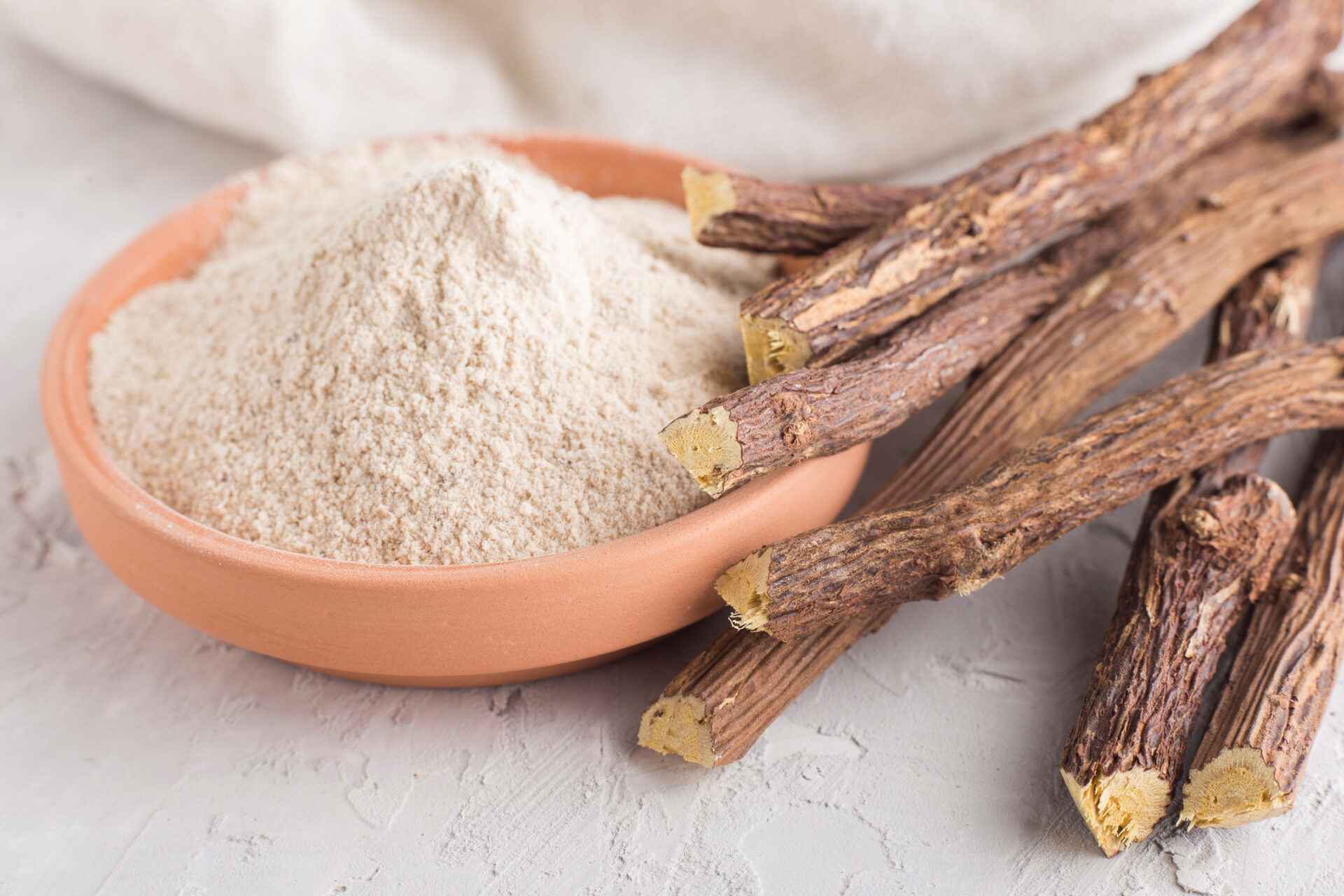 Glycyrrhetinic Acid - hoạt chất vàng cho da đầu viêm ngứa, kích ứng 1